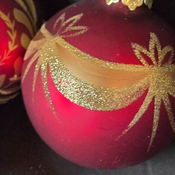 Red And Gold Glass Christmas Ornaments Set Of 5 Bow And Laurel Pattern 3–6 Inch - Picture 2 of 10